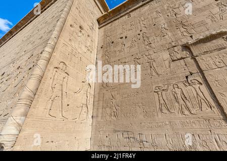 Schnitzereien an den Außenwänden des Tempels von Hathor, Dendera Stockfoto