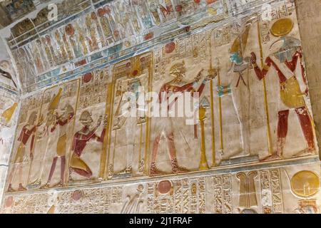 Alte ägyptische Kapelle im Großen Tempel von Abydos, mit König Seti I mit den Gottheiten Thoth, Osiris und Wepwawet Stockfoto