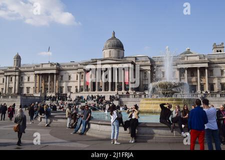 London, Großbritannien. 25. März 2022. Die National Gallery und ein Brunnen an einem geschäftigen Tag auf dem Trafalgar Square. Kredit: Vuk Valcic/Alamy Live Nachrichten