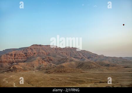 Heißluftballon, der in der Nähe der Berge fliegt, Luxor Stockfoto