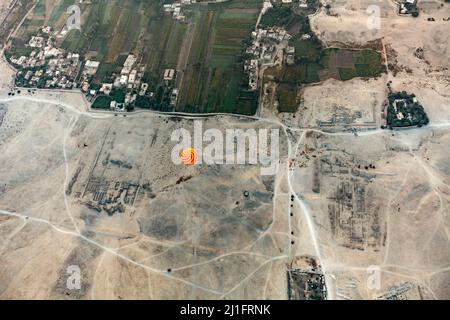 Heißluftballon schwebt über Ausgrabungen in der Nähe von Luxor, von oben betrachtet Stockfoto