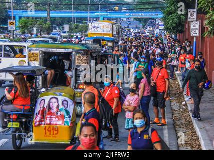 Viele Passagiere blieben auf der Straße aufgrund des Mangels an öffentlichen Verkehrsmitteln, das auf den kontinuierlichen Anstieg der Preise für Mineralölprodukte in Quezon City, Metro Manila, Philippinen, am 24. März 2022 zurückzuführen war. (Foto von Edd Castro/Pacific Press/Sipa USA) Stockfoto