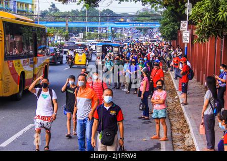 Viele Passagiere blieben auf der Straße aufgrund des Mangels an öffentlichen Verkehrsmitteln, das auf den kontinuierlichen Anstieg der Preise für Mineralölprodukte in Quezon City, Metro Manila, Philippinen, am 24. März 2022 zurückzuführen war. (Foto von Edd Castro/Pacific Press/Sipa USA) Stockfoto