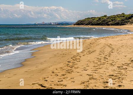 Yeni Boğaziçi Strand an der Stelle der antiken Stadt Salamis. Im Hintergrund die gegenwärtige Hafenstadt Famagusta, Türkische Republik Nordzypern (TRNC) Stockfoto