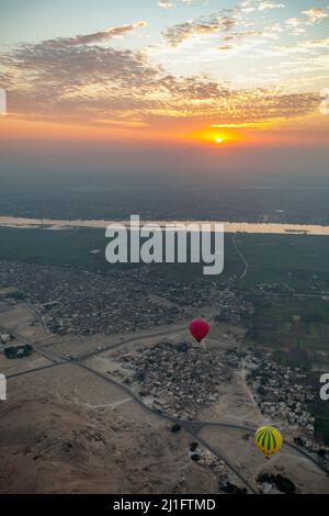 Sonnenuntergang über dem Nil mit Heißluftballons Stockfoto