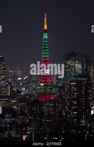 Tokio, Japan. 25. März 2022. Der Tokyo Tower wird als Teil der globalen Gucci-Kampagne GLOCKENSPIEL FÜR VERÄNDERUNGEN beleuchtet, um die Gleichstellung der Geschlechter zu symbolisieren. Quelle: AFLO/Alamy Live News Stockfoto
