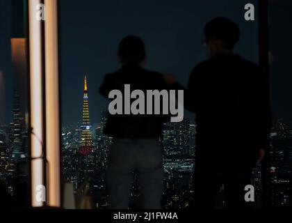 Tokio, Japan. 25. März 2022. Der Tokyo Tower wird als Teil der globalen Gucci-Kampagne GLOCKENSPIEL FÜR VERÄNDERUNGEN beleuchtet, um die Gleichstellung der Geschlechter zu symbolisieren. Quelle: AFLO/Alamy Live News Stockfoto