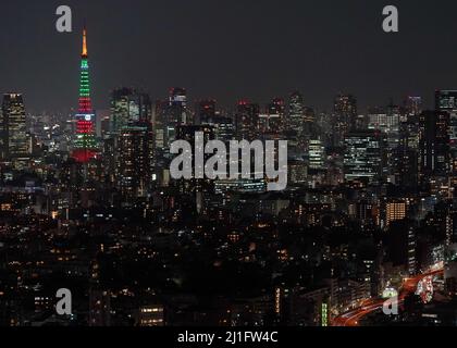 Tokio, Japan. 25. März 2022. Der Tokyo Tower wird als Teil der globalen Gucci-Kampagne GLOCKENSPIEL FÜR VERÄNDERUNGEN beleuchtet, um die Gleichstellung der Geschlechter zu symbolisieren. Quelle: AFLO/Alamy Live News Stockfoto
