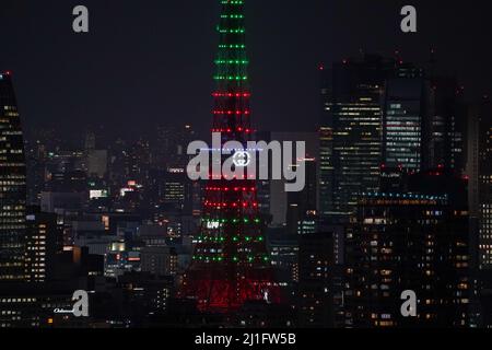 Tokio, Japan. 25. März 2022. Der Tokyo Tower wird als Teil der globalen Gucci-Kampagne GLOCKENSPIEL FÜR VERÄNDERUNGEN beleuchtet, um die Gleichstellung der Geschlechter zu symbolisieren. Quelle: AFLO/Alamy Live News Stockfoto