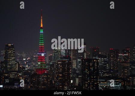 Tokio, Japan. 25. März 2022. Der Tokyo Tower wird als Teil der globalen Gucci-Kampagne GLOCKENSPIEL FÜR VERÄNDERUNGEN beleuchtet, um die Gleichstellung der Geschlechter zu symbolisieren. Quelle: AFLO/Alamy Live News Stockfoto