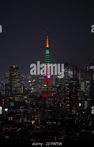 Tokio, Japan. 25. März 2022. Der Tokyo Tower wird als Teil der globalen Gucci-Kampagne GLOCKENSPIEL FÜR VERÄNDERUNGEN beleuchtet, um die Gleichstellung der Geschlechter zu symbolisieren. Quelle: AFLO/Alamy Live News Stockfoto