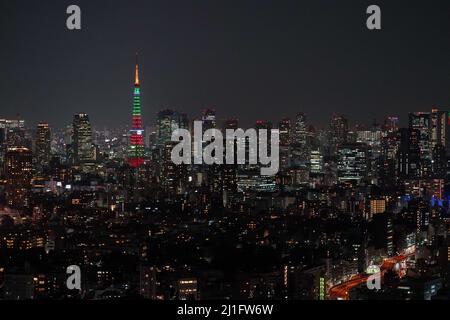 Tokio, Japan. 25. März 2022. Der Tokyo Tower wird als Teil der globalen Gucci-Kampagne GLOCKENSPIEL FÜR VERÄNDERUNGEN beleuchtet, um die Gleichstellung der Geschlechter zu symbolisieren. Quelle: AFLO/Alamy Live News Stockfoto