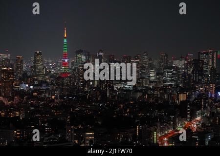 Tokio, Japan. 25. März 2022. Der Tokyo Tower wird als Teil der globalen Gucci-Kampagne GLOCKENSPIEL FÜR VERÄNDERUNGEN beleuchtet, um die Gleichstellung der Geschlechter zu symbolisieren. Quelle: AFLO/Alamy Live News Stockfoto