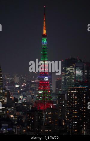Tokio, Japan. 25. März 2022. Der Tokyo Tower wird als Teil der globalen Gucci-Kampagne GLOCKENSPIEL FÜR VERÄNDERUNGEN beleuchtet, um die Gleichstellung der Geschlechter zu symbolisieren. Quelle: AFLO/Alamy Live News Stockfoto