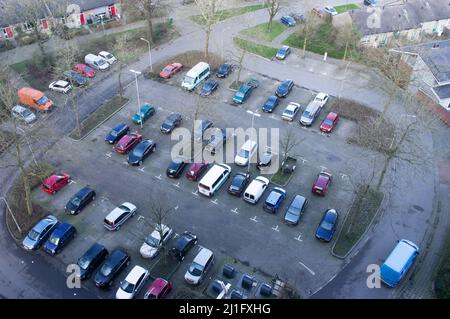Luftaufnahme des Parkplatzes mit vielen Autos in Arnhem in den Niederlanden Stockfoto