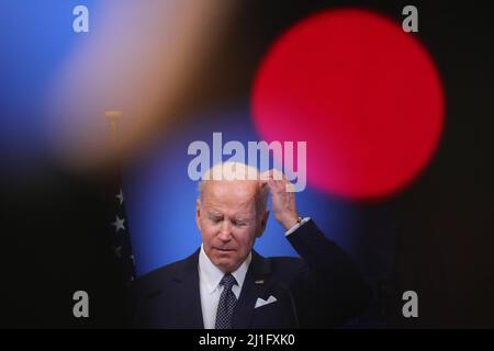 Brüssel, Belgien. 24. März 2022. US-Präsident Joe Biden nimmt am 24. März 2022 an einer Pressekonferenz im NATO-Hauptquartier in Brüssel, Belgien, Teil. MIT DEN XINHUA SCHLAGZEILEN VOM 25. MÄRZ 2022 gehen Quelle: Zheng Huansong/Xinhua/Alamy Live News Stockfoto