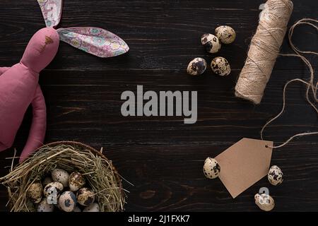 Wachteleier in einem Nest, Platz für Text auf Holz rustikalen Hintergrund Draufsicht close up Stockfoto