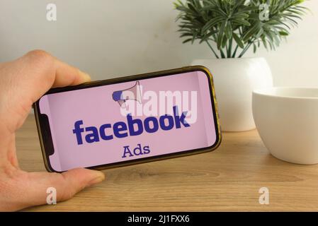 KONSKIE, POLEN - 20. März 2022: Facebook Ads-Logo auf Handy angezeigt. Online-Werbung und Business-Marketing-Konzept Stockfoto