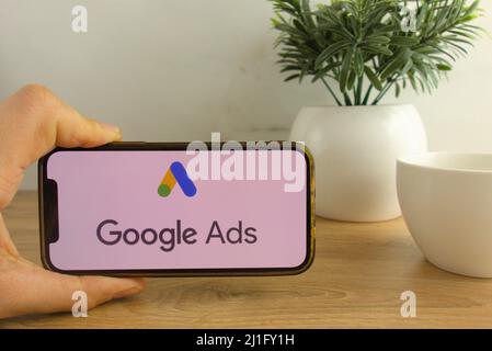 KONSKIE, POLEN - 20. März 2022: Google Ads-Logo auf Mobiltelefon angezeigt. Online-Marketing und Werbekonzept Stockfoto