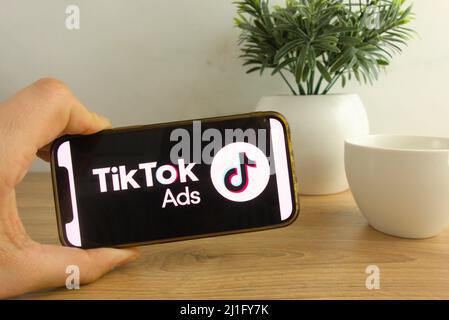 KONSKIE, POLEN - 20. März 2022: TikTok Ads-Logo auf Mobiltelefon angezeigt. Social-Media-Marketing-Konzept Stockfoto