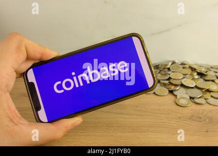 KONSKIE, POLEN - 20. März 2022: Coinbase Kryptowährungslogo auf dem Mobiltelefon Stockfoto