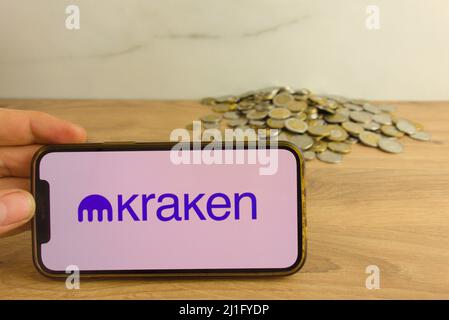 KONSKIE, POLEN - 20. März 2022: Kraken Kryptowährungsbörse Logo auf dem Mobiltelefon. Online-Handel, Blockchain-Technologiekonzept Stockfoto