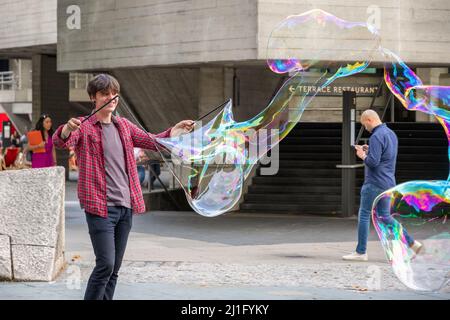 London, Großbritannien - 19. Juli 2021 - Ein Seifenblasenmusiker im Stadtteil South Bank im Zentrum von London Stockfoto