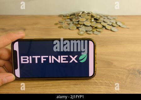 KONSKIE, POLEN - 20. März 2022: Bitfinex Kryptowährungslogo auf dem Mobiltelefon. Online-Handel, Blockchain-Technologiekonzept Stockfoto