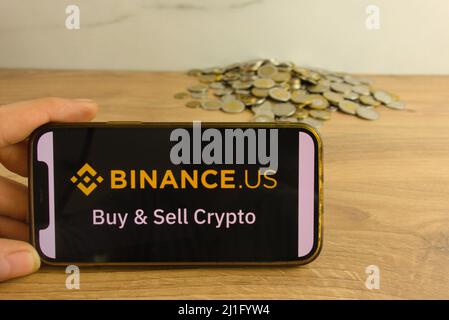 KONSKIE, POLEN - 20. März 2022: Binance.US Kryptowährungsbörse Logo auf Mobiltelefon. Online-Handel, Blockchain-Technologiekonzept Stockfoto