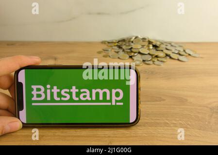 KONSKIE, POLEN - 20. März 2022: Bitstamp-Logo für Kryptowährungsbörsen auf dem Mobiltelefon. Online-Handel, Blockchain-Technologiekonzept Stockfoto