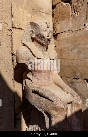 Sitzende Statue des Pharao, Thutmose III, in der Festhalle in Karnak, Luxor Stockfoto