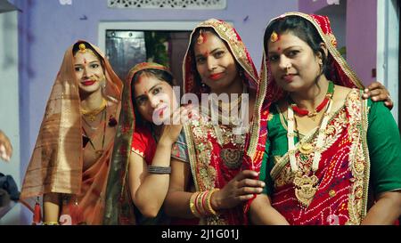 23 März 2022 Reengus, Rajasthan, Indien. Navratri-Festival in Indien, vier indische junge Frauen blicken in die Kamera. Stockfoto