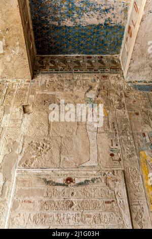 Bas-Relief Wandgemälde mit dem gott Osiris, Totentempel der Hatschepsut, in Deir al-Bahri, Luxor Stockfoto