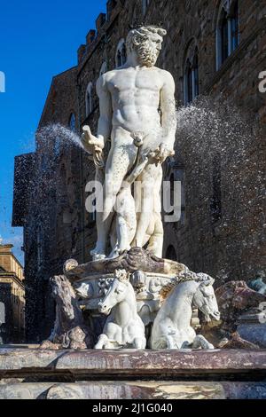 Neptunbrunnen oder Biancone in Florenz an der Piazza della Signoria Toskana Italien. Neptun-Brunnen, geformt von Bartolomeo Ammannati und Giambologn Stockfoto