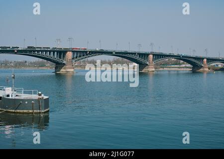 Mainz, 24. März 2022: Stau auf der Theodor-Heuss-Brücke in Mainz durch einen Traktorunfall Stockfoto