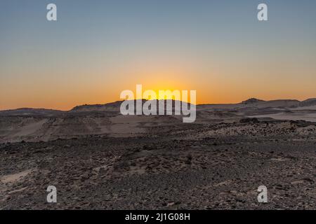 Sonnenuntergang über dem Westufer des Nils, Assuan Stockfoto