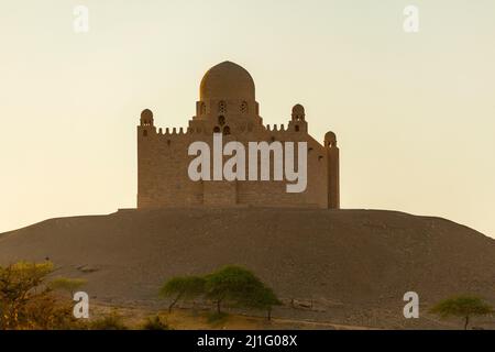 Mausoleum des Aga Khan in der Abenddämmerung am Westufer des Nils, Assuan Stockfoto