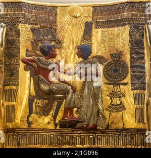 Goldener Sessel, der Tutanchamun und seine Frau Ankhesenamun darstellt, im Museum der ägyptischen Antiquitäten in Kairo Stockfoto