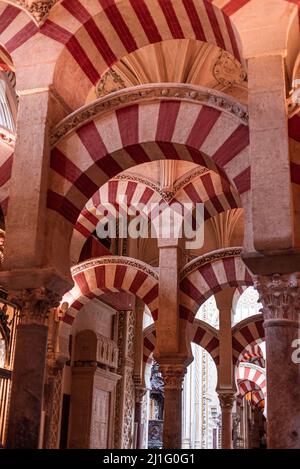 Maurische Bögen in der ehemaligen Moschee heute Kathedrale, Córdoba, Cordoba, Spanien. Roter und weißer Marmor. Stockfoto