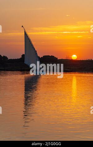 Sonnenuntergang auf dem Nil mit Felucca, Luxor Stockfoto