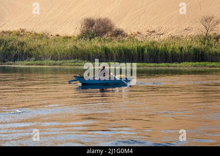 Lokales Ruderboot auf dem Nil, Assuan Stockfoto