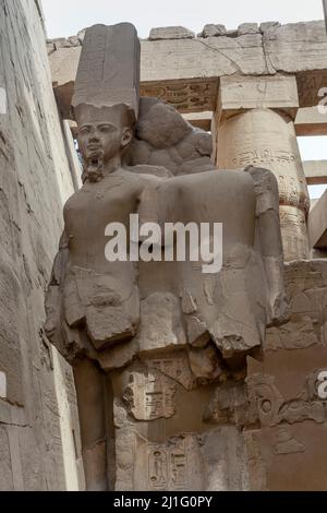 Überreste der Statue des Gottes Amun Ra in der Großen Hypostyle-Halle in Karnak Stockfoto