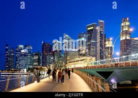 Singapur. Marina Bay. Business Financial District bei Sonnenuntergang Stockfoto