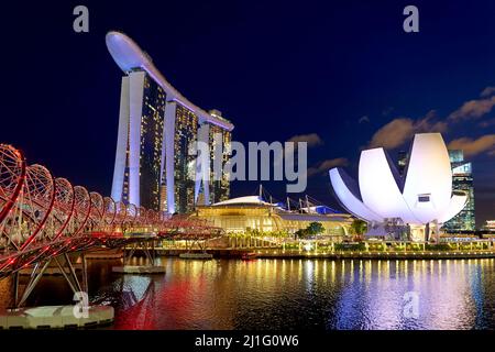 Singapur. Marina Bay Sands Hotel bei Sonnenuntergang. Helix-Brücke. ArtScience Museum Stockfoto