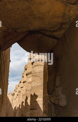 Blick durch die Tür zu den gigantischem Säulen des Karnak-Tempels in Luxor Stockfoto