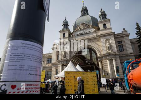 LVIV, UKRAINE - 12. März 2022: Humanitäre Krise während des Krieges in der Ukraine. Freiwillige helfen, Informationen zu erhalten Tausende von Flüchtlingen fliehen vor dem Krieg Stockfoto