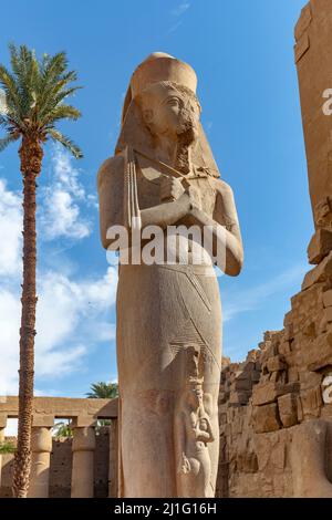 Statue von Rameses II durch den zweiten Mast von Karnak, Luxor Stockfoto