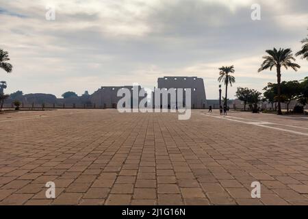 Haupteingang zum Karnak-Tempelkomplex in Luxor Stockfoto