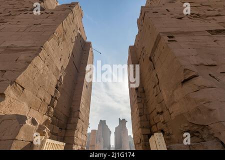 Haupteingang zum Karnak-Tempelkomplex in Luxor Stockfoto