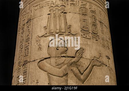 Säulenschnitzerei eines ptolemäischen pharao am Tempel von Kom Ombo, in Assuan, in der Nacht Stockfoto